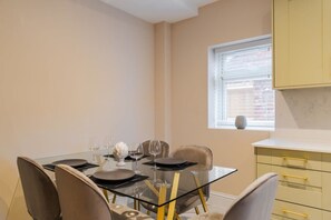 Dining - 2BR Gem, Parking & Garden - VAT Q - By Tempstay (Berkshire)