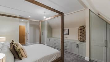 3 bedrooms, iron/ironing board, travel cot, WiFi