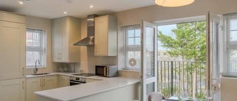 冷蔵庫、電子レンジ、オーブン、コンロ