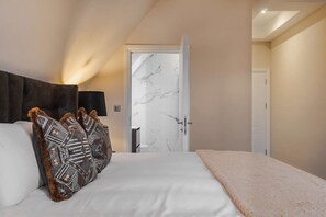 2 chambres, bureau, fer et planche à repasser, lit parapluie