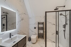 Doccia, asciugacapelli, asciugamani