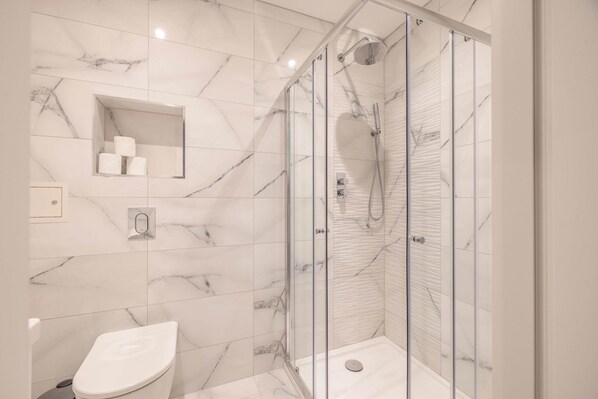 Shower, hair dryer, towels