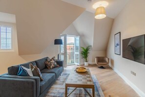 TV, offices - 2 Bed Penthouse in Windsor - VAT Q - By Tempstay (Windsor)