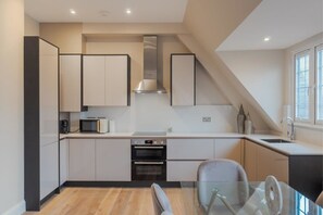 Fridge, microwave, oven, stovetop - 2 Bed Penthouse in Windsor - VAT Q - By Tempstay (Windsor)