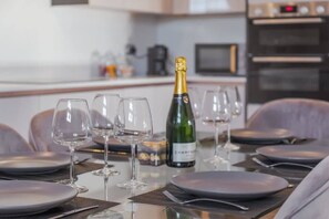 Dining - 2BR Luxury Penthouse |Cinema Room|Private Parking - VAT Q (Berkshire)
