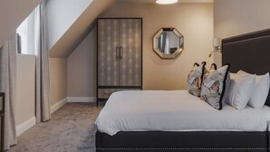 Una camera da letto con un letto, uno specchio, una lampada e un armadio.