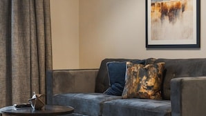 A living room with a grey sofa, a round coffee table, and a painting on the wall. - Castle Views| 2 Bed |Parking - VAT Q - By Tempstay (Berkshire)