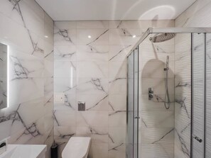 Shower, hair dryer, towels - Castle Views| 2 Bed |Parking - VAT Q - By Tempstay (Berkshire)