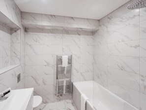 Bruser, hårtørrer, håndklæder