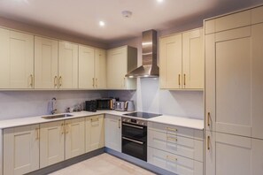 Fridge, microwave, oven, stovetop - Castle Views| 2 Bed |Parking - VAT Q - By Tempstay (Berkshire)