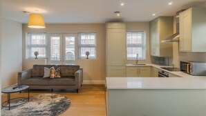 Interior - Chic 2 Bed Flat - Balcony - Parking - By Tempstay (Berkshire)