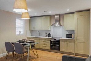 Fridge, microwave, oven, stovetop - 1BR Gem, Private Parking - VAT Q - By Tempstay (Berkshire)