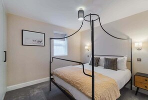 1 bedroom, iron/ironing board, travel cot, WiFi - 1BR Gem, Private Parking - VAT Q - By Tempstay (Berkshire)