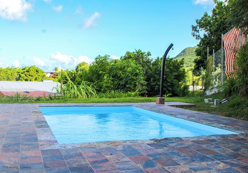 Bas de villa F2 neuf avec terrasse et piscine proche plages Diamant