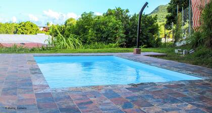 Bas de villa F2 neuf avec terrasse et piscine proche plages Diamant