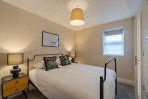2 bedrooms, iron/ironing board, travel crib, WiFi - Charming 2 BDR in Windsor - VAT Q - By Tempstay (Berkshire)