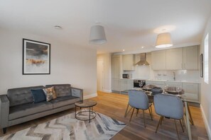TV - Charming 2 BDR in Windsor - VAT Q - By Tempstay (Berkshire)
