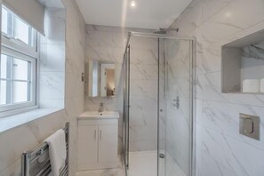 Shower, hair dryer, towels - Charming 2 BDR in Windsor - VAT Q - By Tempstay (Berkshire)