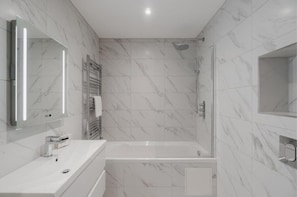 Dusj, hårføner og håndklær