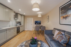 TV - Charming 2 Bed Apt | Windsor - VAT Q - By Tempstay (Berkshire)
