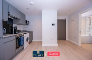 Fridge, microwave, oven, stovetop - 1 Bed Central Nr, Trafford & City, Gym Shops (Greater Manchester)