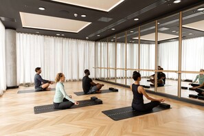 A yoga studio with mirrored walls, wooden flooring, and a large mirror reflecting the room. - Nuvola Suite I Luxury 1BR Apartment I Sky Views (Greater Manchester)