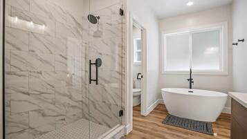 Douche, séchoir à cheveux, serviettes fournies, shampooing