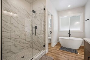 Shower, hair dryer, towels, shampoo - New Family Vacation Retreat (McCall)