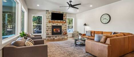 Televisión y chimenea