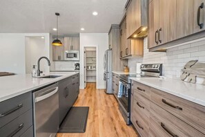 Fridge, microwave, oven, stovetop - New Family Vacation Retreat (McCall)