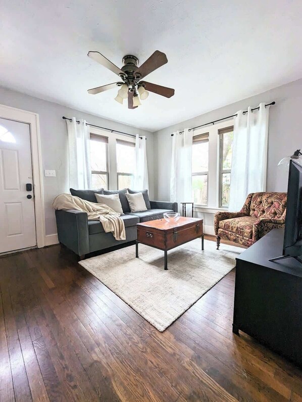 TV, offices - Charming Home on Callahan (Tyler)