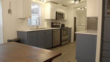 雪櫃、微波爐、焗爐、爐具