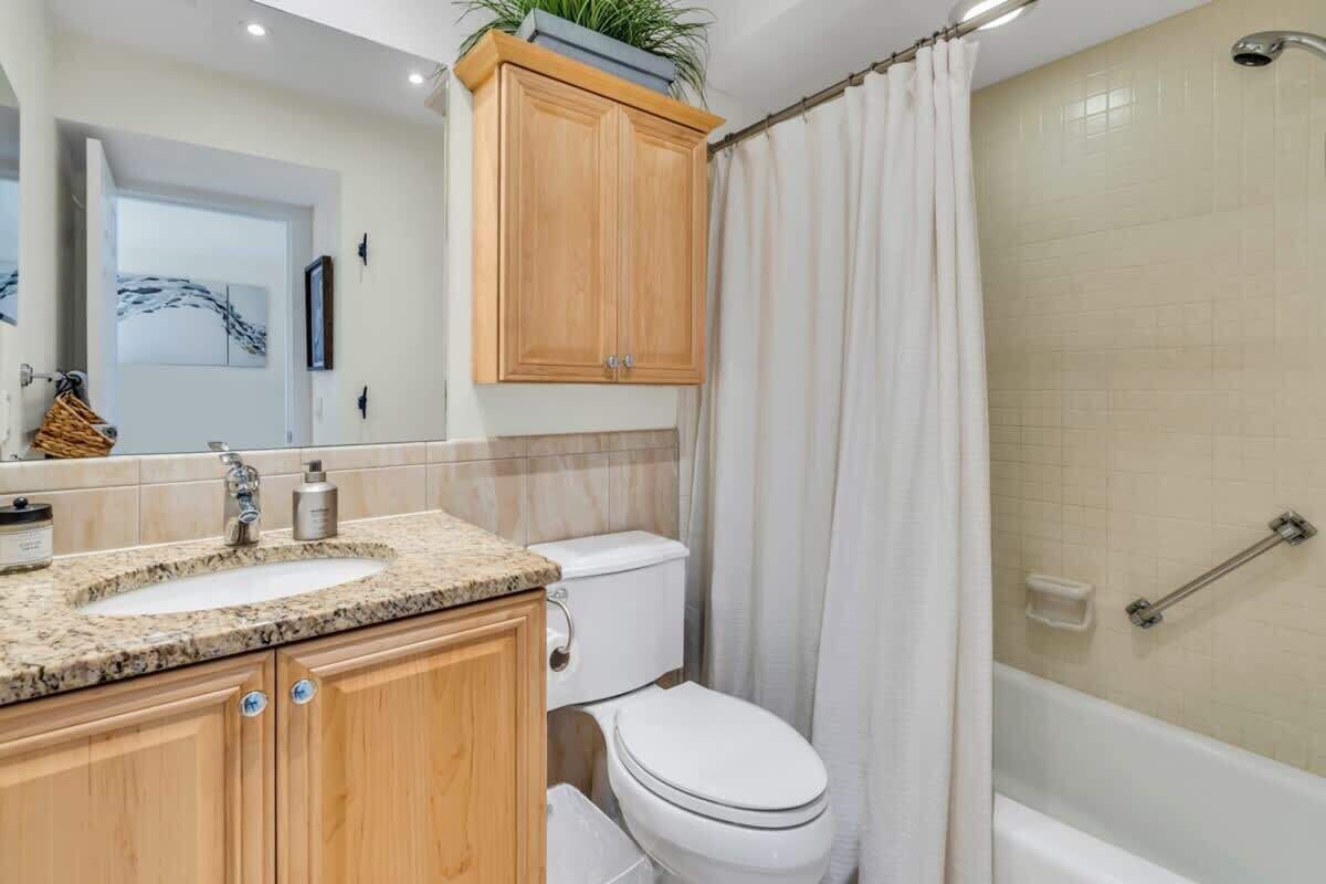 Un baño con lavamanos, inodoro y bañera.