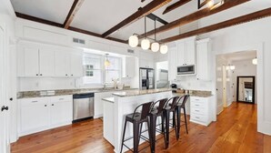 ماكينة لصنع القهوة/الشاي، ثلاجة، ميكروويف، فرن