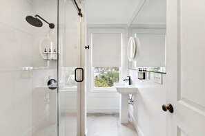 Dusche, Haartrockner, Handtücher, Shampoo