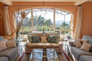 Télévision, cheminée, chaîne hi-fi, espaces bureaux