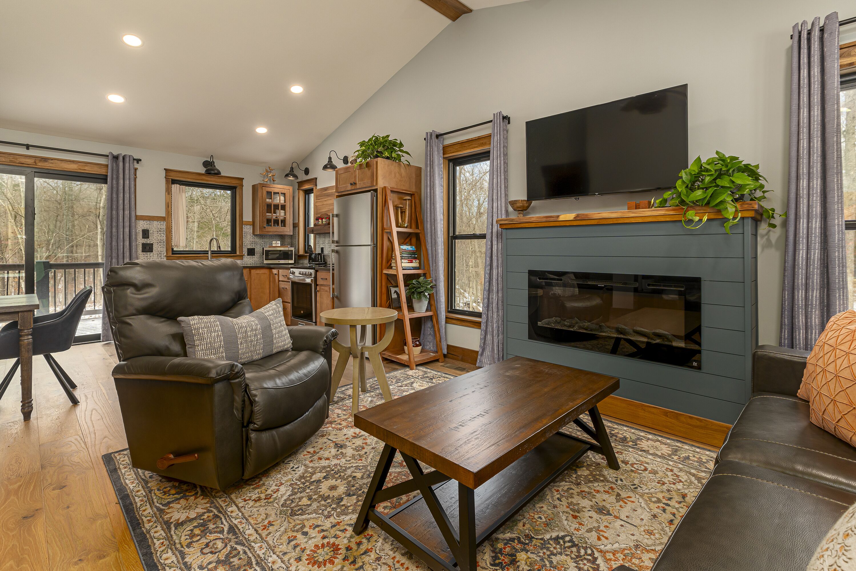 TV connectée, cheminée, livres