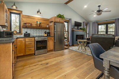 Ideal Couple's Wooded Retreat near Giant City Park