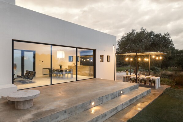 Outdoor dining - Luxury Villa with Infinity pool at 5 minutes from Ostuni 7 minutes to the sea (Puglia)