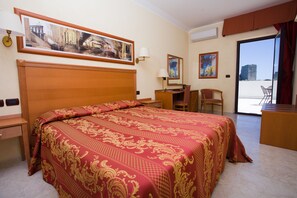 Dobbelt- eller tomannsrom – standard | Minibar, safe på rommet, skrivebord og blendingsgardiner