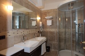 Free toiletries, hair dryer, bidet, towels - Hotel Relais dei Normanni (Monte Sant'Angelo)
