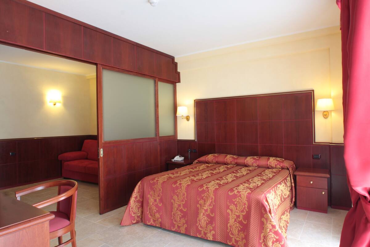 Familiesuite, 1 queensize-seng med sovesofa, terrasse, byutsikt | Minibar, safe på rommet, skrivebord og blendingsgardiner