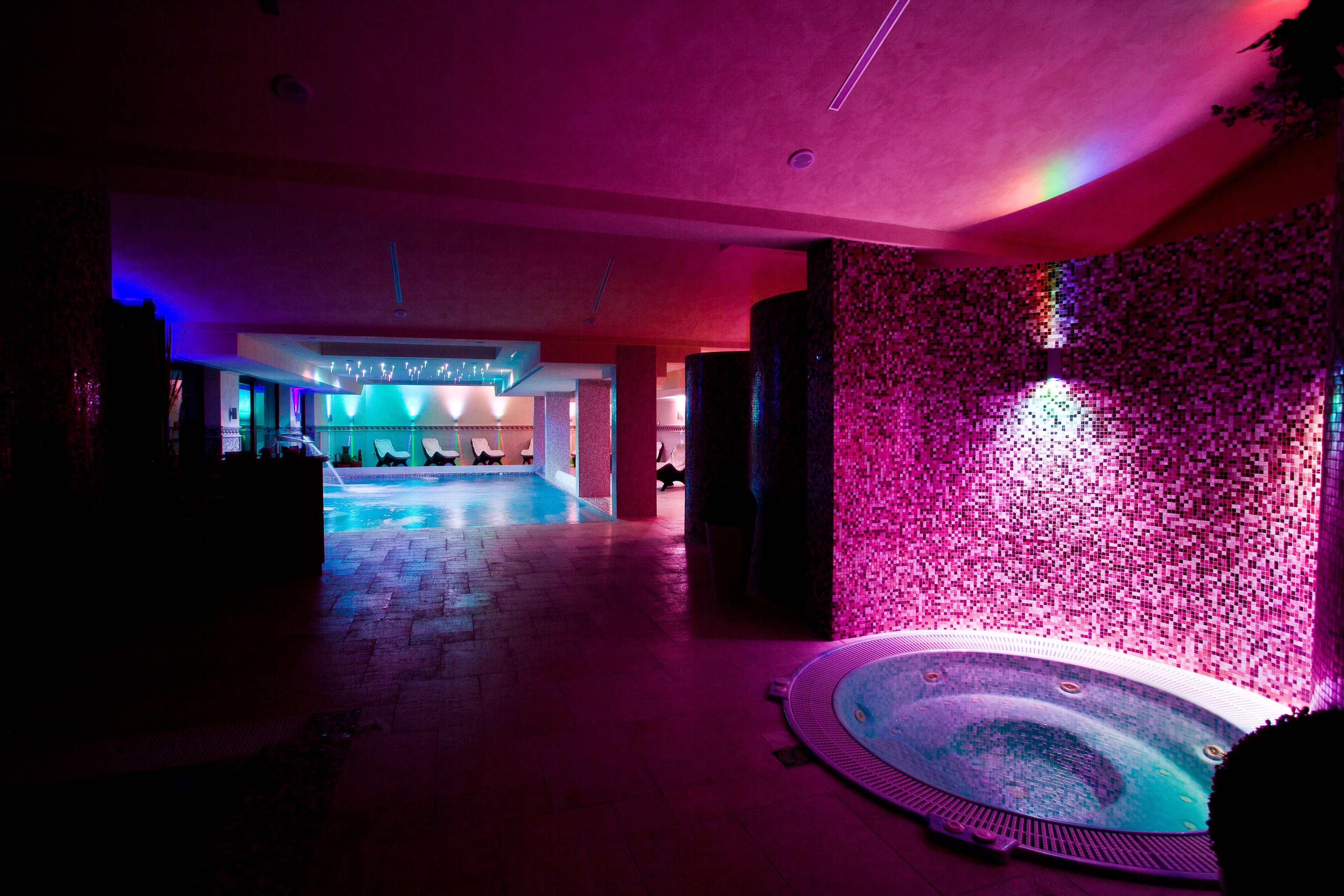 Sauna, hot tub, steam room, Turkish bath/hammam, body treatments