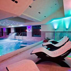 Een sauna, een bubbelbad, een stoombad, een Turks bad/hammam