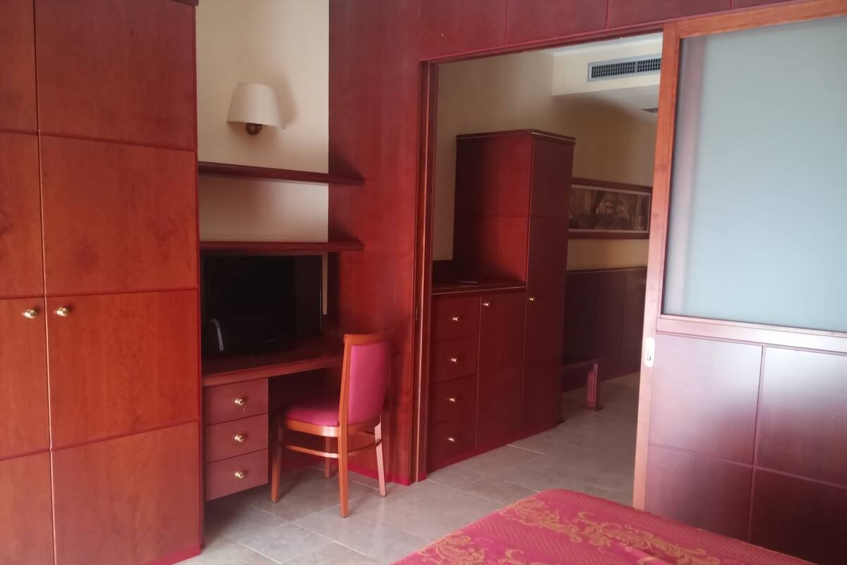 Suite – standard, 1 queensize-seng med sovesofa, terrasse, byutsikt | Minibar, safe på rommet, skrivebord og blendingsgardiner