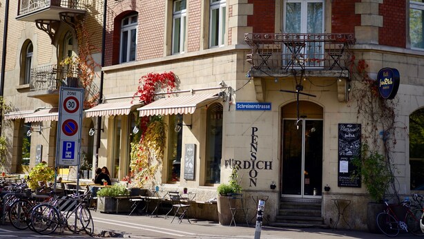 A building with a sign reading "Pension Furdich" and a street sign indicating a 30 zone. - Guesthouse fürDich (Zürich)