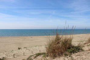 Nær stranden og strandhåndklær