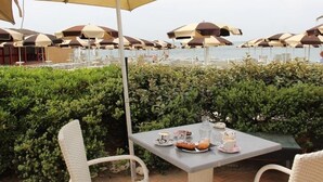 تناول الطعام بالخارج