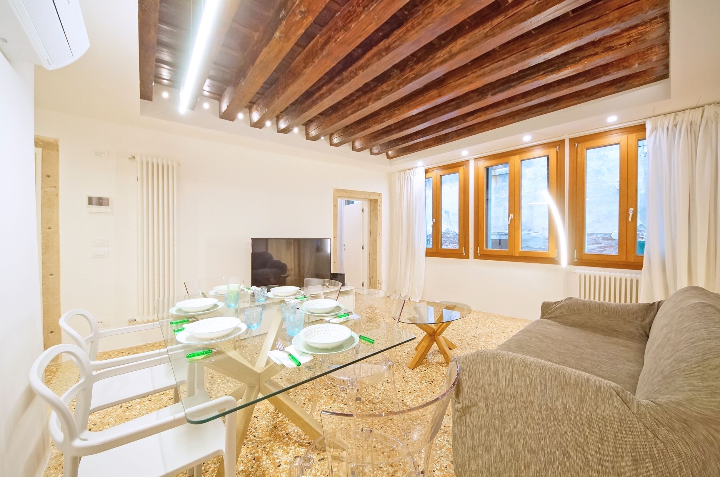 Apartment | Wohnbereich | 42-Zoll-Fernseher mit Digitalempfang