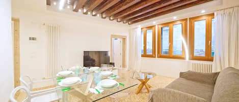 Apartment | Wohnbereich | 42-Zoll-Fernseher mit Digitalempfang